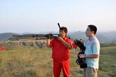 北京電視臺記者在陜京管線上采訪