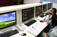 工作人員正在監(jiān)控運行情況