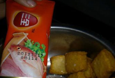三全食品公司魚豆腐被曝保質期內發霉變綠