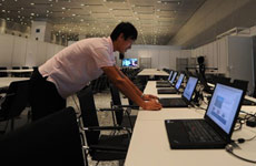 工作人員調(diào)試電腦網(wǎng)絡(luò)