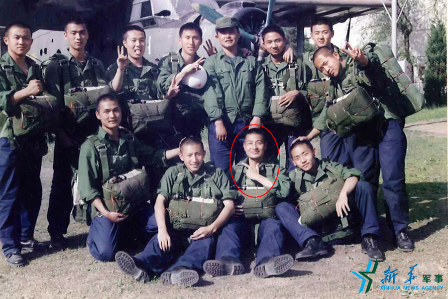 資料圖片：跳傘前合影留念。