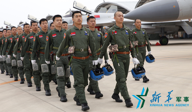 &uarr;飛行員列隊進場。