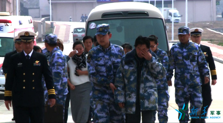 &uarr;張超的父親（右四）及家屬揮淚送別張超。