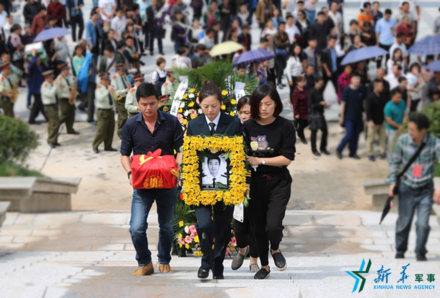 &uarr;張超烈士骨灰安葬儀式。