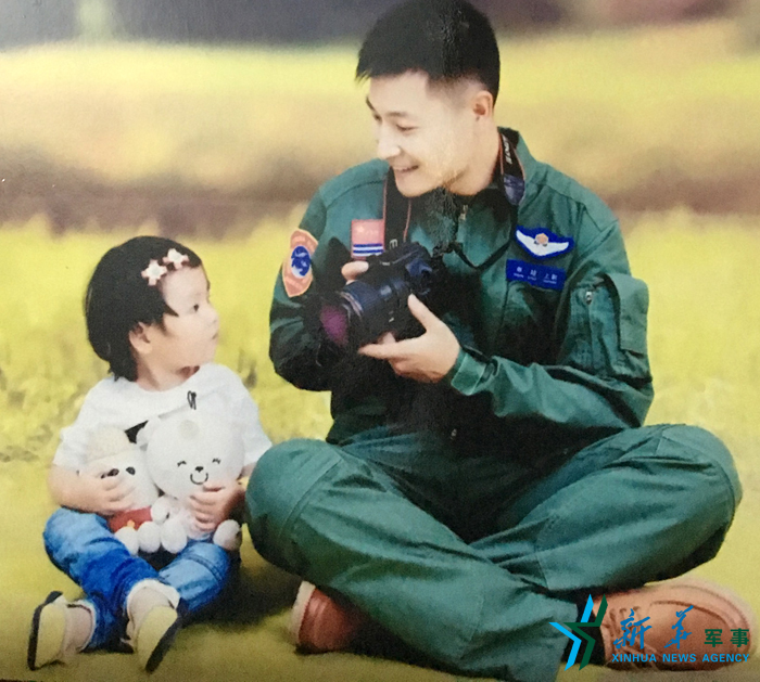 &uarr;資料圖片：被選為艦載戰斗機飛行員的張超與女兒合影。