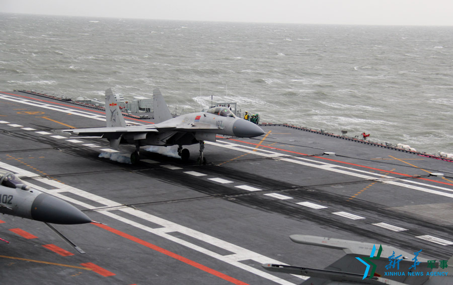 &uarr;資料圖片：艦載戰斗機下落著艦瞬間。