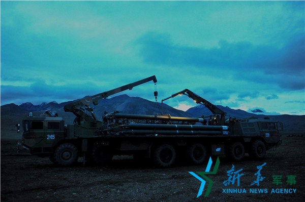 ↑昏暗條件下錘煉官兵火箭彈調裝技能 。(宋來蕤攝) ↑昏暗條件下錘煉官兵火箭彈調裝技能 。(宋來蕤攝)