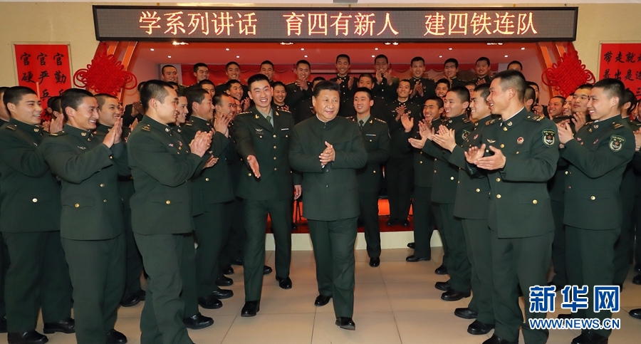 1月23日，習(xí)近平專程來到陸軍第65集團(tuán)軍，深入基層連隊(duì)，看望慰問官兵，代表黨中央和中央軍委，向全軍指戰(zhàn)員、武警部隊(duì)官兵、民兵預(yù)備役人員致以誠摯問候和新春祝福。這是習(xí)近平在該集團(tuán)軍“大功三連”同官兵在一起。新華社記者李剛攝