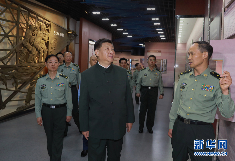 6月22日,正在山西省考察工作的中共中央總書記、國家主席、中央軍委主席習近平來到駐晉部隊某基地視察調研,代表黨中央和中央軍委,向基地組建50周年致以熱烈的祝賀,向老一輩創(chuàng)業(yè)者、廣大基地官兵致以崇高的敬意和誠摯的問候。這是習近平視察基地軍史館。新華社記者 李剛 攝 6月22日,正在山西省考察工作的中共中央總書記、國家主席、中央軍委主席習近平來到駐晉部隊某基地視察調研,代表黨中央和中央軍委,向基地組建50周年致以熱烈的祝賀,向老一輩創(chuàng)業(yè)者、廣大基地官兵致以崇高的敬意和誠摯的問候。這是習近平視察基地軍史館。新華社記者 李剛 攝