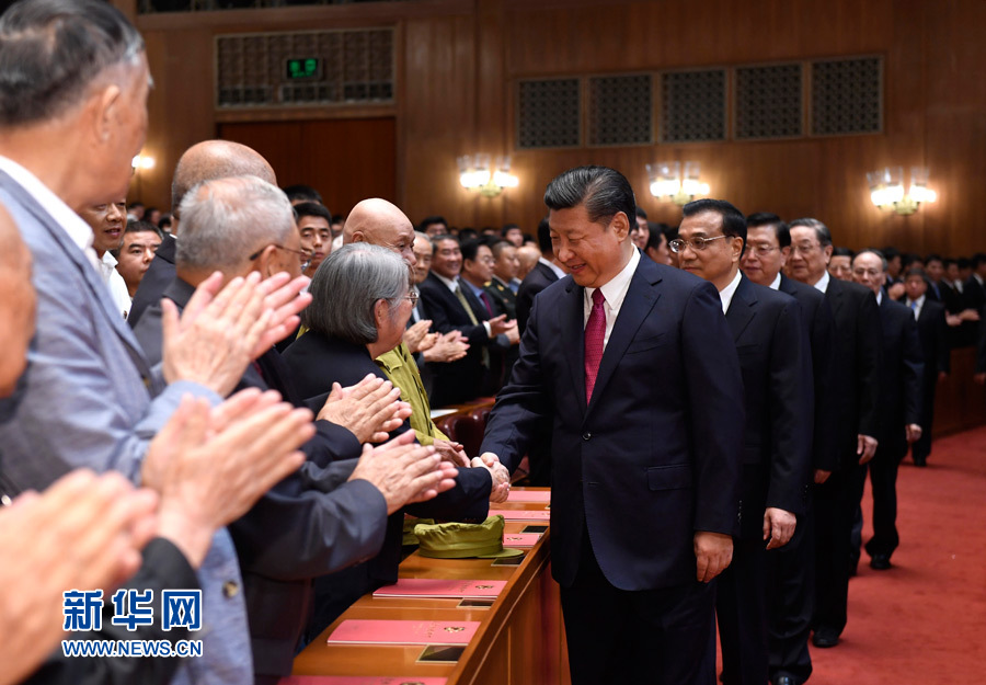 7月28日，慶祝中國人民解放軍建軍90周年文藝晚會《在黨的旗幟下》在北京人民大會堂舉行。中共中央總書記、國家主席、中央軍委主席習近平和李克強、張德江、俞正聲、劉云山、王岐山、張高麗等黨和國家領導人，與首都3000多名各界群眾一起觀看演出。演出開始前，習近平等與老戰(zhàn)士、老同志代表和“八一勛章”獲得者親切握手。新華社記者 李學仁 攝