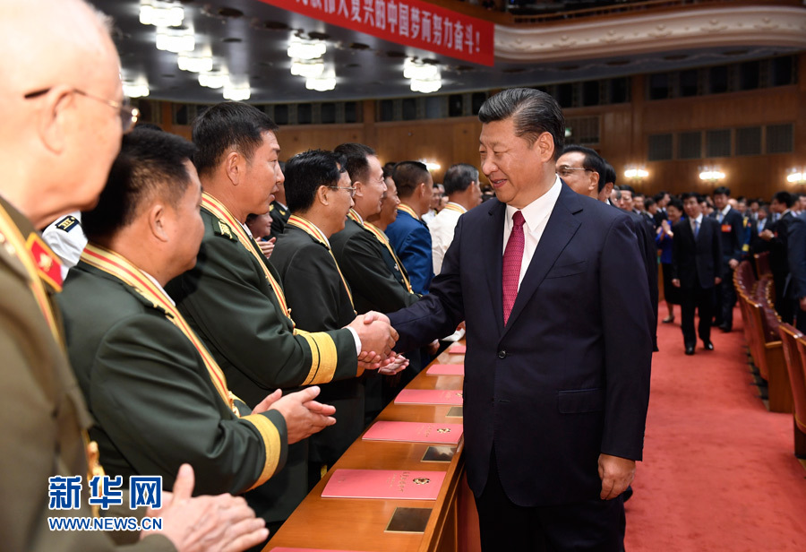 7月28日，慶祝中國人民解放軍建軍90周年文藝晚會《在黨的旗幟下》在北京人民大會堂舉行。中共中央總書記、國家主席、中央軍委主席習近平和李克強、張德江、俞正聲、劉云山、王岐山、張高麗等黨和國家領導人，與首都3000多名各界群眾一起觀看演出。演出開始前，習近平等與老戰(zhàn)士、老同志代表和“八一勛章”獲得者親切握手。新華社記者 李學仁 攝