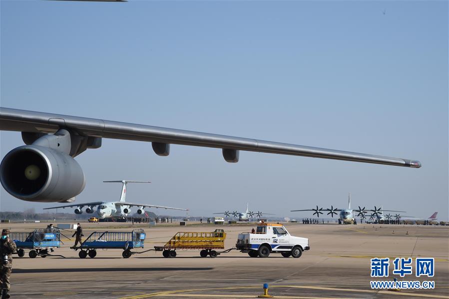 （聚焦疫情防控&middot;圖文互動）（4）空軍第四次向武漢大規?？者\醫療隊員和物資