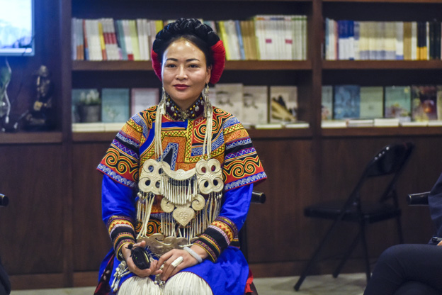 阿牛阿呷：對彝族姑娘來說，胎教就是彝族的刺繡文化，但是當我們走出來，我們覺得我們對其他支系的服飾知識了解太少了，需要學習的很多，所以開辦了這個專業。