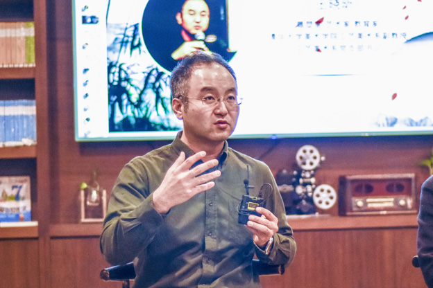 王曉昕：語言問題其實是非遺傳承所面臨的一個普遍問題。非遺傳承人可能有很好的技藝，但是因為語言問題沒有辦法與外面的人交流，就失去了傳承的機會。