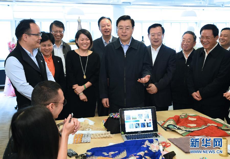 5月8日至11日，中共中央政治局常委、全國人大常委會委員長張德江在浙江調研。這是5月9日，張德江來到位于嘉興市的雅瑩服裝有限公司，了解公司的服裝設計、生產和銷售情況。新華社記者 馬占成 攝 
