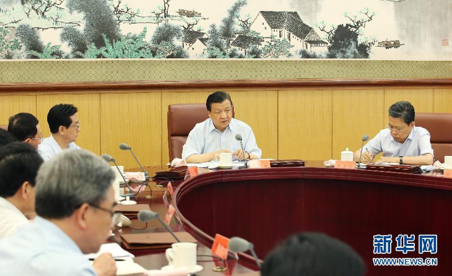 6月24日，中共中央政治局常委、中央黨的群眾路線教育實(shí)踐活動(dòng)領(lǐng)導(dǎo)小組組長(zhǎng)劉云山在北京主持召開中央黨的群眾路線教育實(shí)踐活動(dòng)領(lǐng)導(dǎo)小組會(huì)議。新華社記者 姚大偉 攝 