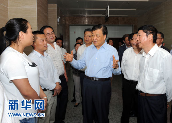 這是7月18日，劉云山在青海省政府行政服務和公共資源交易中心調研。新華社記者 饒愛民 攝