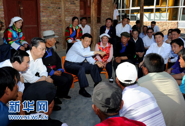 這是7月17日，劉云山在海東市互助土族自治縣東山鄉白牙合村同基層干部群眾座談。新華社記者 饒愛民 攝 