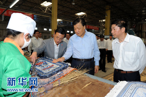 這是7月18日，劉云山在青海藏羊地毯集團有限公司調研。新華社記者 饒愛民 攝