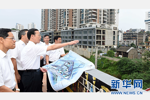 9月16日至18日，中共中央政治局常委、國務院副總理張高麗在廣西調研。這是9月16日，張高麗實地考察南寧水街棚戶區改造項目現場。 新華社記者張鐸攝 