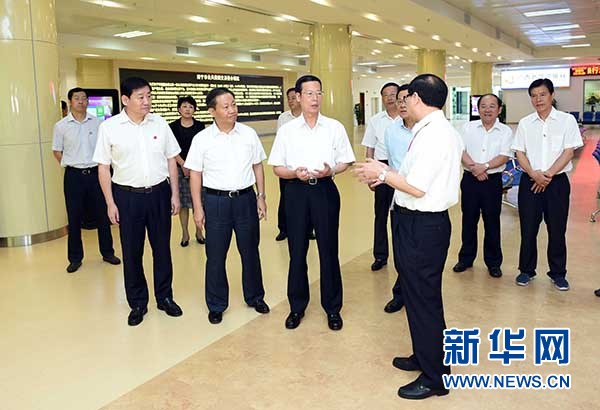 9月16日至18日，中共中央政治局常委、國務院副總理張高麗在廣西調研。這是9月17日，張高麗在南寧市公共資源交易中心對外服務大廳了解自治區簡政放權有關工作。 新華社記者張鐸攝