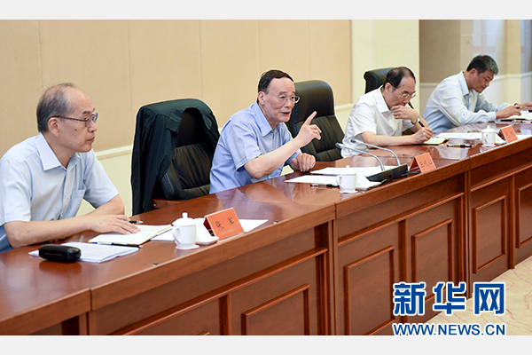 9月24日至26日，中共中央政治局常委、中央紀委書記王岐山在福建調研。這是9月25日，王岐山在上杭縣古田鎮主持召開座談會，聽取黨員和群眾代表對修訂廉政準則和黨紀處分條例的意見建議。新華社記者張鐸攝