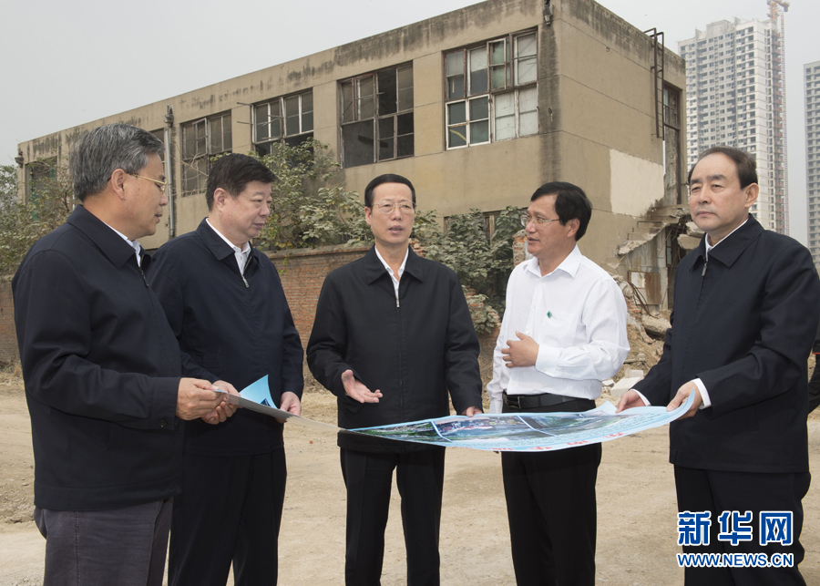 10月22日至23日，中共中央政治局常委、國務院副總理張高麗在山東調研扶貧工作情況。這是10月22日，張高麗就整體搬遷脫貧實地考察濟寧東南片區還遷安置區暨東南華城棚戶區改造項目。 新華社記者 王曄 攝
