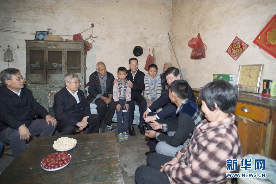 10月22日至23日，中共中央政治局常委、國務院副總理張高麗在山東調研扶貧工作情況。這是10月22日，張高麗在菏澤市巨野縣田莊鎮后屯村入戶看望生活困難村民。 新華社記者 王曄 攝