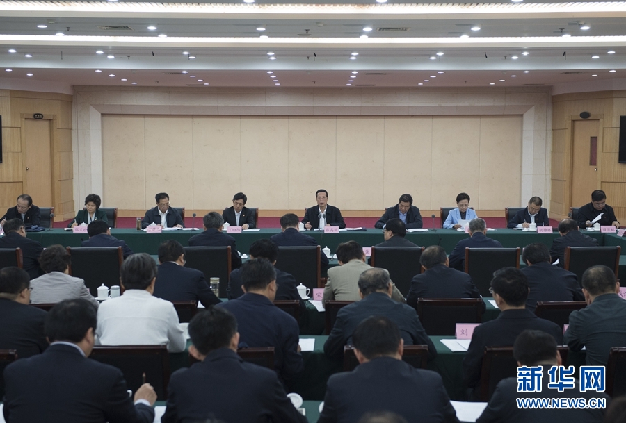 10月22日至23日，中共中央政治局常委、國務院副總理張高麗在山東調研扶貧工作情況。這是10月23日，張高麗在菏澤市主持召開扶貧工作座談會。 新華社記者 王曄 攝