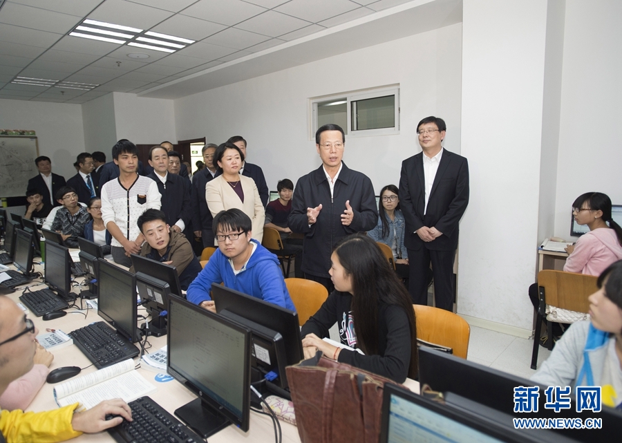 10月22日至23日，中共中央政治局常委、國務院副總理張高麗在山東調研扶貧工作情況。這是10月22日，張高麗在濟寧市惠普軟件人才實訓基地調研教育培訓脫貧有關情況。 新華社記者 王曄 攝