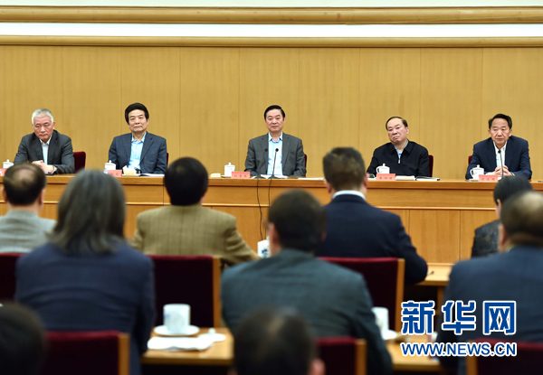 4月8日，中共中央政治局委員、中央書記處書記、中宣部部長劉奇葆在北京同講好中國故事專家學(xué)者、文化交流使者研討班學(xué)員座談。 新華社記者李濤 攝