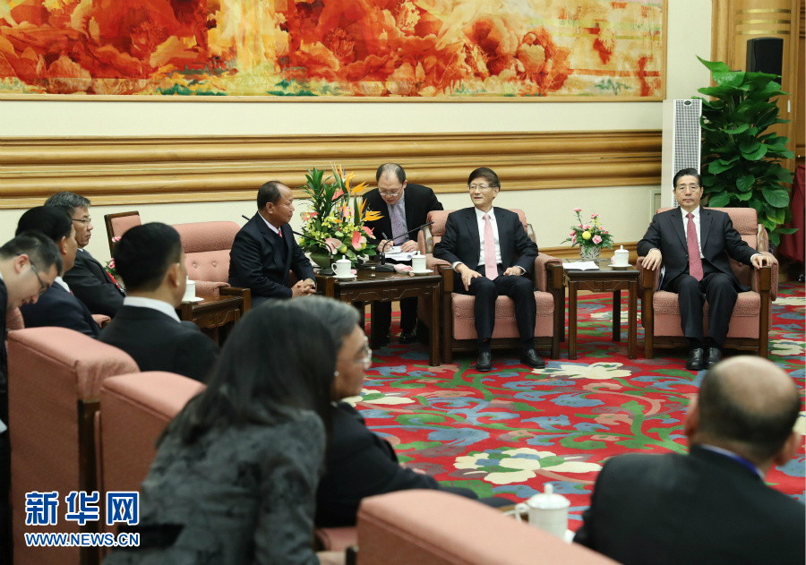 12月27日，中共中央政治局委員、中央政法委書記孟建柱在北京集體會見出席湄公河流域執(zhí)法安全合作機(jī)制成立五周年部長級會議的各國代表團(tuán)團(tuán)長。新華社記者 王曄 攝 