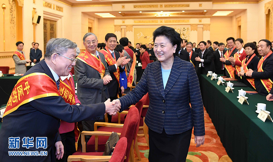 12月29日，中共中央政治局委員、國務院副總理劉延東在北京與中醫藥高等學校教學名師座談。這是座談會前，劉延東與獲得表彰的教師握手。新華社記者 張鐸 攝