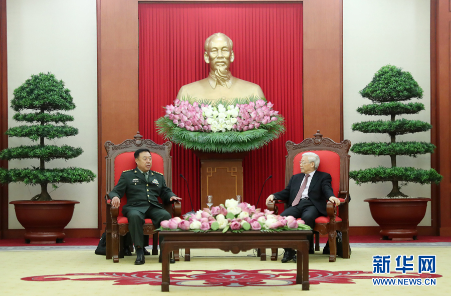 6月18日，在越南首都河內(nèi)，正在越南訪問(wèn)的中央軍委副主席范長(zhǎng)龍（左）會(huì)見(jiàn)越共中央總書(shū)記阮富仲。 新華社發(fā)（李曉偉攝） 