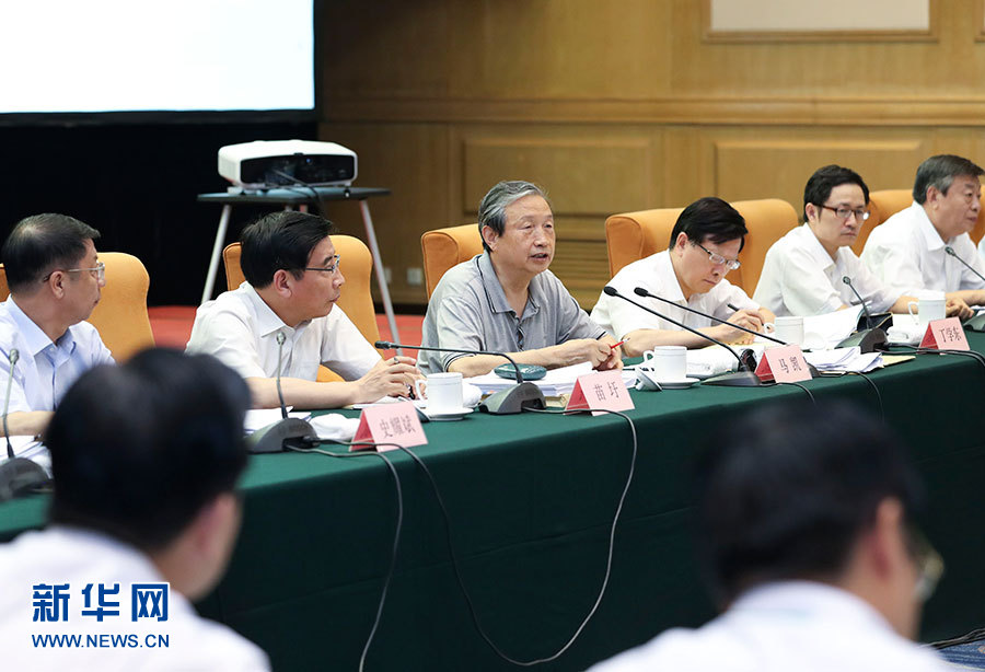 近日，中共中央政治局委員、國(guó)務(wù)院副總理馬凱在北京調(diào)研新能源汽車產(chǎn)業(yè)發(fā)展。這是7月4日，馬凱在北京深入新能源汽車充換電設(shè)施、充電服務(wù)平臺(tái)、分時(shí)租賃等單位調(diào)研，并主持召開(kāi)推廣應(yīng)用座談會(huì)。新華社記者 龐興雷 攝