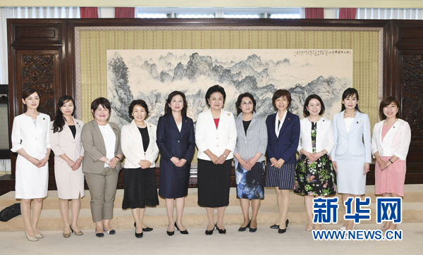 　　7月12日，國務(wù)院副總理劉延?xùn)|在北京會見以日本自民黨前總務(wù)會長野田圣子為首的日本執(zhí)政黨女國會議員代表團(tuán)一行。 新華社記者 高潔 攝