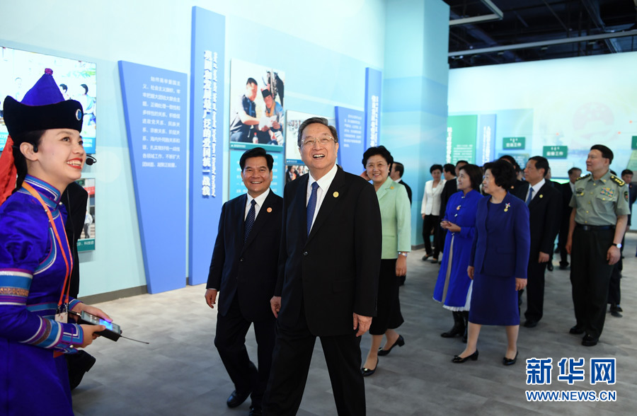 8月7日，中共中央政治局常委、全國政協(xié)主席、中央代表團團長俞正聲率代表團全體成員來到內蒙古展覽館，參觀《守望相助團結奮斗——慶祝內蒙古自治區(qū)成立70周年展覽》。 新華社記者 張領 攝