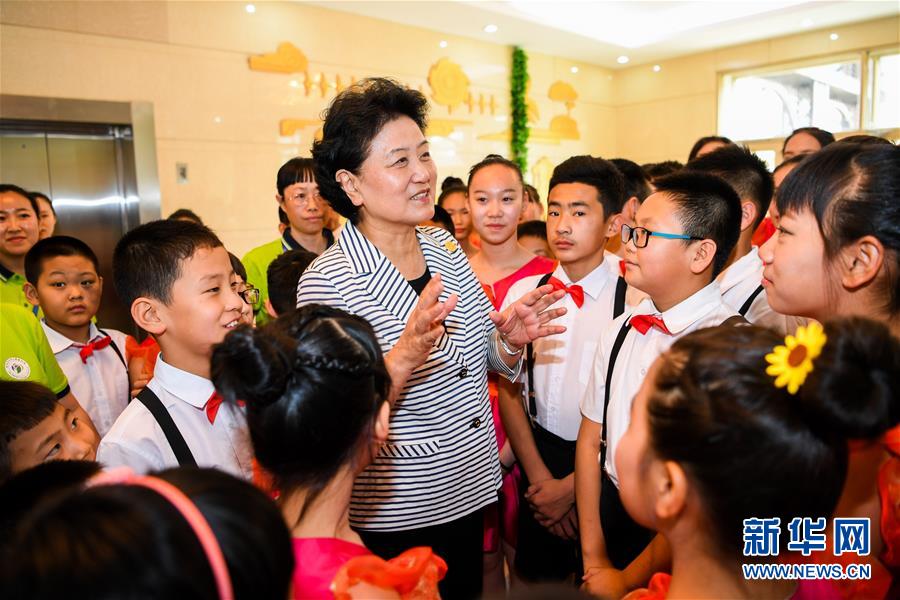 8月10日，中共中央政治局委員、國務(wù)院副總理、中央代表團副團長劉延東率中央代表團二分團來到呼倫貝爾，把以習近平同志為核心的黨中央的親切關(guān)懷和全國人民的美好祝福帶給當?shù)馗髯甯刹咳罕姟＿@是劉延東在呼倫貝爾市兒童福利院與孩子們在一起。新華社記者 連振 攝