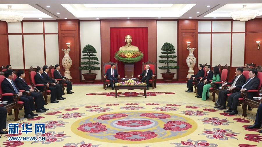 應(yīng)越南共產(chǎn)黨邀請，中共中央政治局常委、中央書記處書記劉云山9月18日至19日對越南進行正式訪問。這是9月18日，劉云山在河內(nèi)會見越共中央總書記阮富仲。 新華社記者 龐興雷 攝