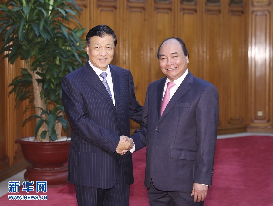 應(yīng)越南共產(chǎn)黨邀請，中共中央政治局常委、中央書記處書記劉云山9月18日至19日對越南進行正式訪問。這是9月19日，劉云山在河內(nèi)會見越南總理阮春福。 新華社記者 丁林 攝