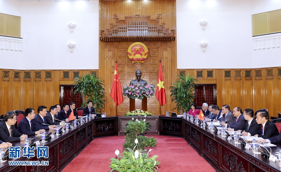 應(yīng)越南共產(chǎn)黨邀請，中共中央政治局常委、中央書記處書記劉云山9月18日至19日對越南進行正式訪問。這是9月19日，劉云山在河內(nèi)會見越南總理阮春福。 新華社記者 丁林 攝