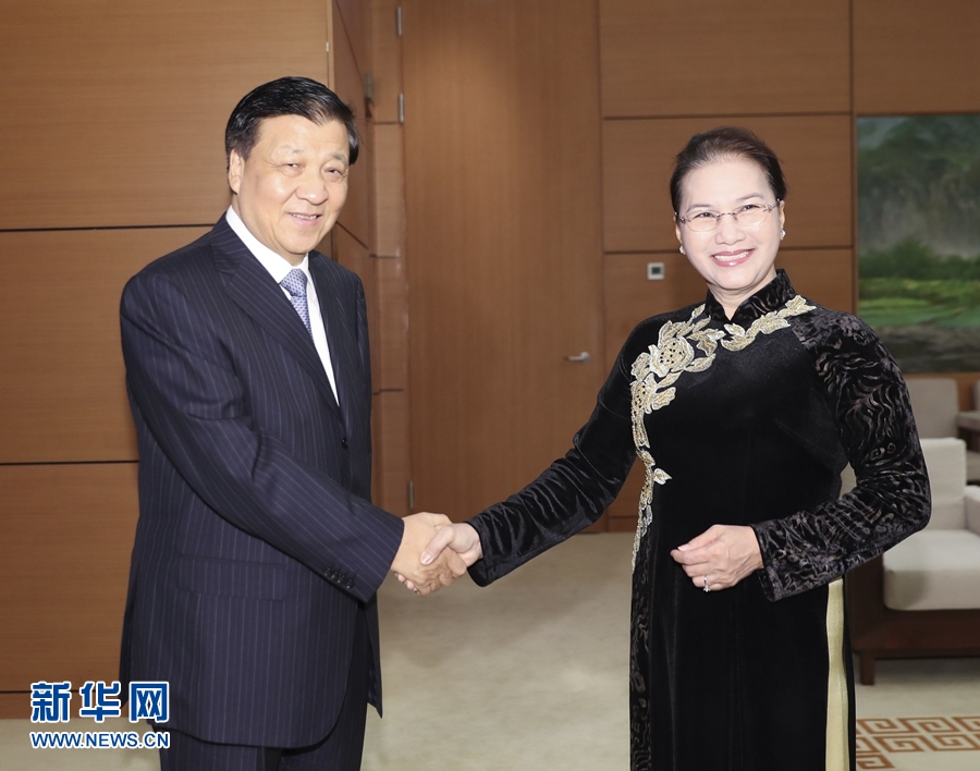 應(yīng)越南共產(chǎn)黨邀請，中共中央政治局常委、中央書記處書記劉云山9月18日至19日對越南進行正式訪問。這是9月19日，劉云山在河內(nèi)會見越南國會主席阮氏金銀。 新華社記者 丁林 攝