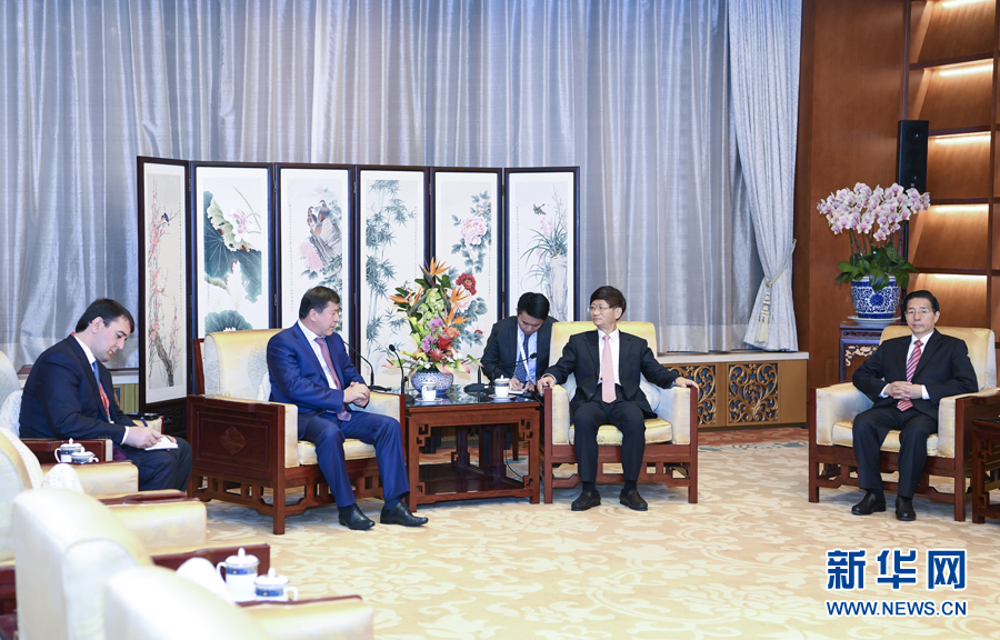 9月26日，中共中央政治局委員、中央政法委書記孟建柱在北京會見來華出席國際刑警組織第86屆全體大會的塔吉克斯坦內(nèi)務(wù)部長拉希姆佐達(dá)。國務(wù)委員、公安部部長郭聲琨參加有關(guān)會見。新華社記者 張領(lǐng) 攝