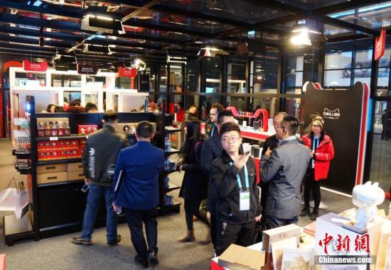 走進&ldquo;互聯網之光&rdquo;博覽會，無人超市是本次展會最大的熱點，顧客可用二維碼進入超市，實現全自動購物。