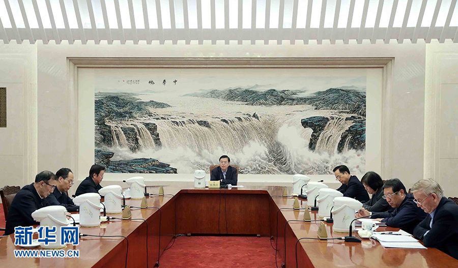 1月16日，中共十二屆全國人大常委會黨組在北京召開會議，認真學(xué)習(xí)領(lǐng)會習(xí)近平總書記在十九屆中央紀委二次全會上的重要講話和全會精神，研究部署貫徹落實工作。全國人大常委會委員長、常委會黨組書記張德江主持會議并講話。新華社記者 劉衛(wèi)兵 攝