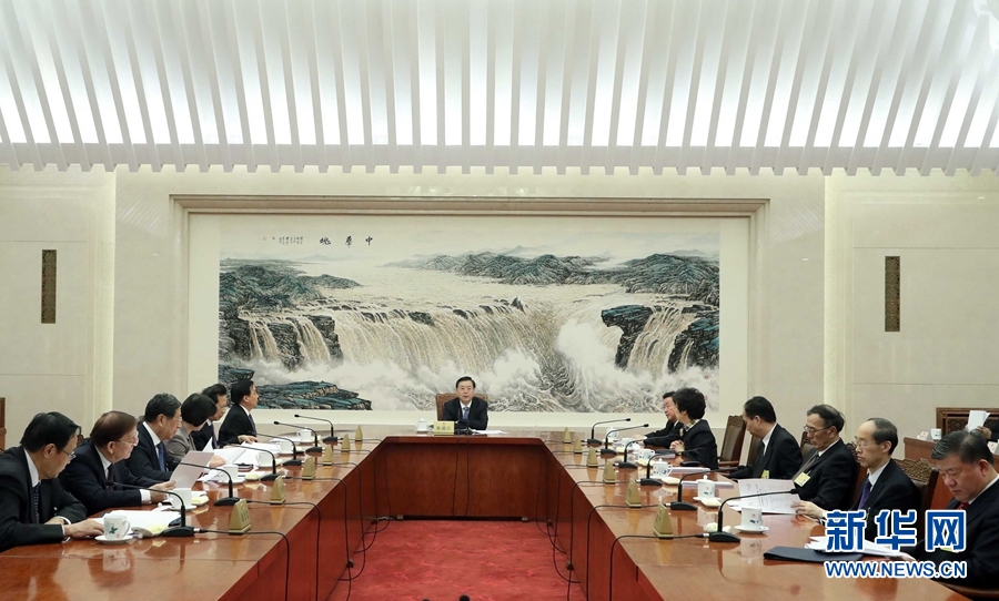 2月23日，十二屆全國人大常委會(huì)第一百一十三次委員長會(huì)議在北京人民大會(huì)堂舉行，張德江委員長主持。 新華社記者 劉衛(wèi)兵 攝