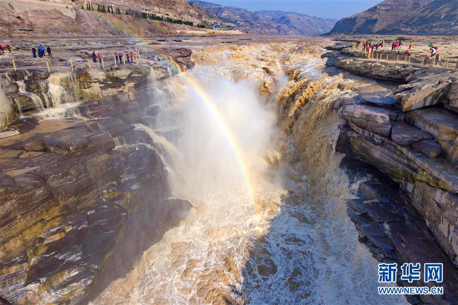 （社會(huì)）（1）壺口迎來&ldquo;桃花汛&rdquo; 黃河兩岸架彩虹