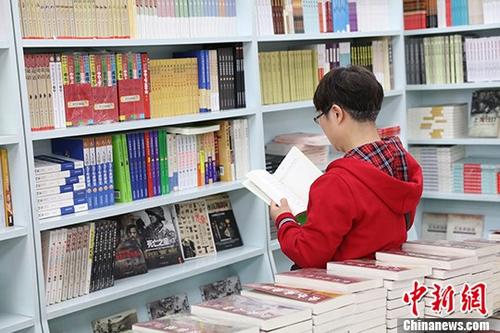 5月9日，一女子在哈爾濱市某書店選購圖書。從5月1日至5月4日，全國32家紙廠宣布漲價，各紙種漲價幅度為每噸100元至300元不等。對此，出版行業業內人士表示&ldquo;因為紙張價格上漲，直接造成了出版成本的明顯增加，出版行業只能被迫對圖書定價進行調整。&rdquo;
<a target='_blank' >中新社</a>記者 于琨 攝