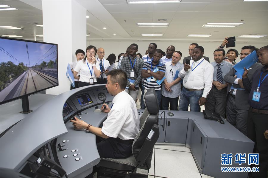 (社會(huì))(1)13國(guó)“老外”進(jìn)“高鐵駕校”