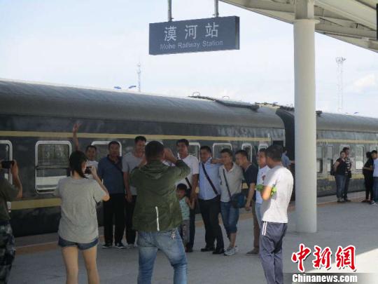 圖為旅客在漠河站合影留念。(中國(guó)鐵路哈爾濱局集團(tuán)有限公司提供)